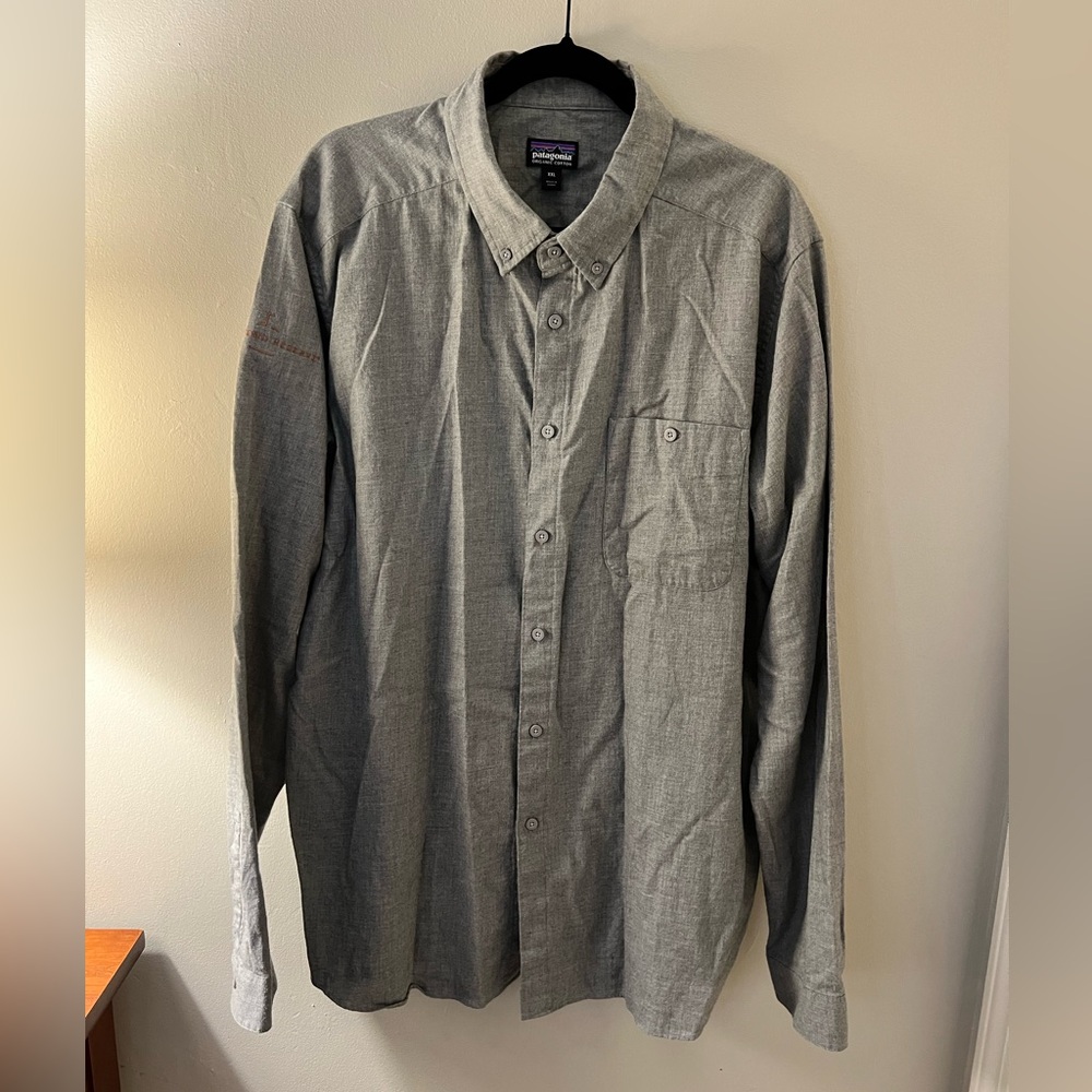 Patagonia Men’s long sleeve button down shirt XXL Woodford Reserve on the sleeve